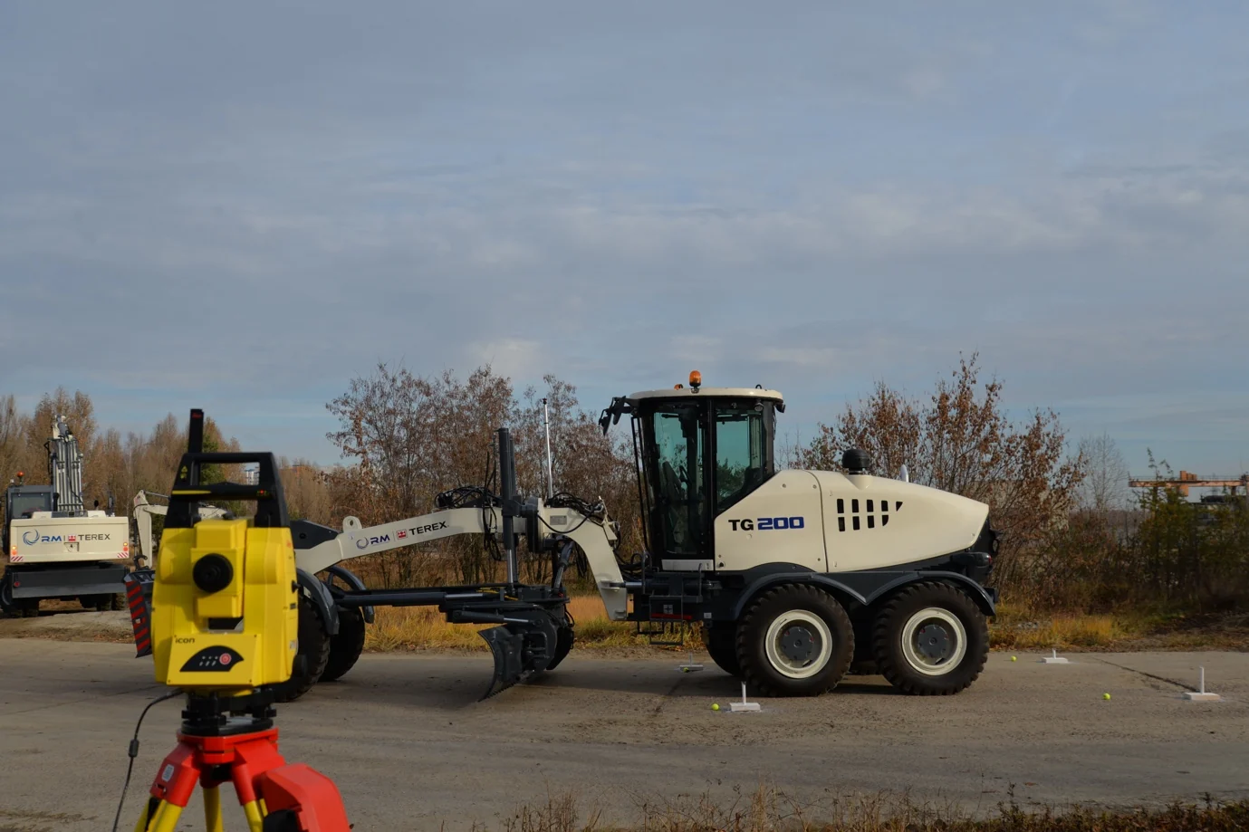 Грейдер TEREX и роботизированный тахеометр Leica iCON на объекте