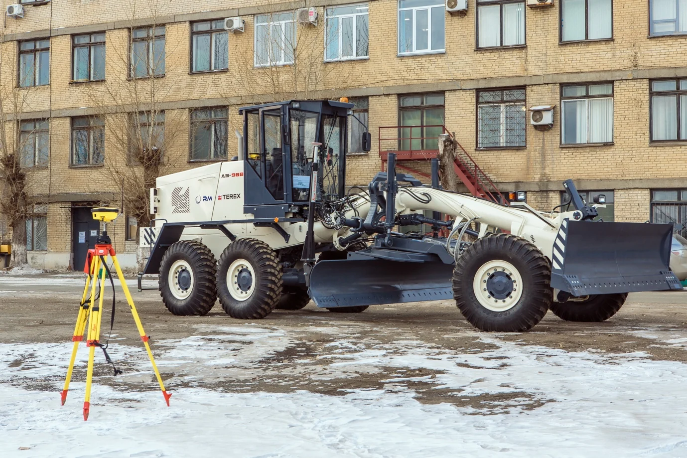 Грейдер TEREX и тахеометр Leica iCON на штативе